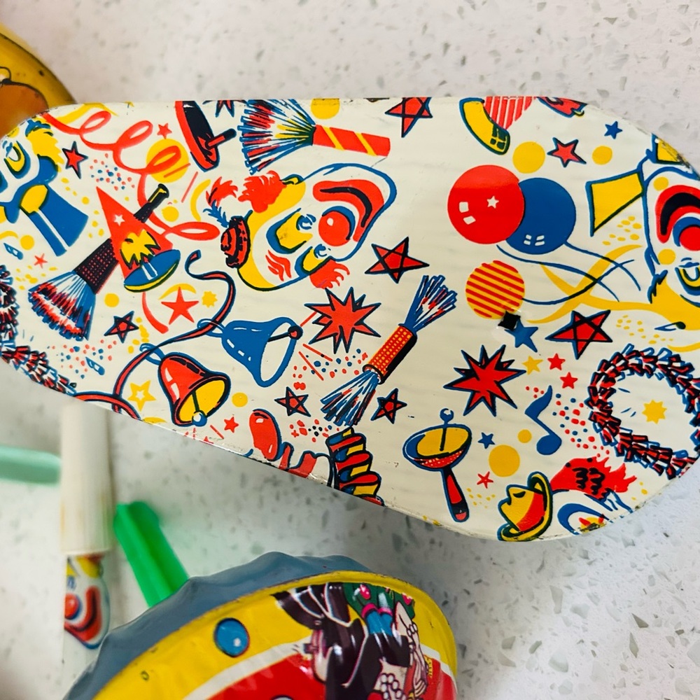 Tin noise makers lot of ten. - Picture 2 of 16